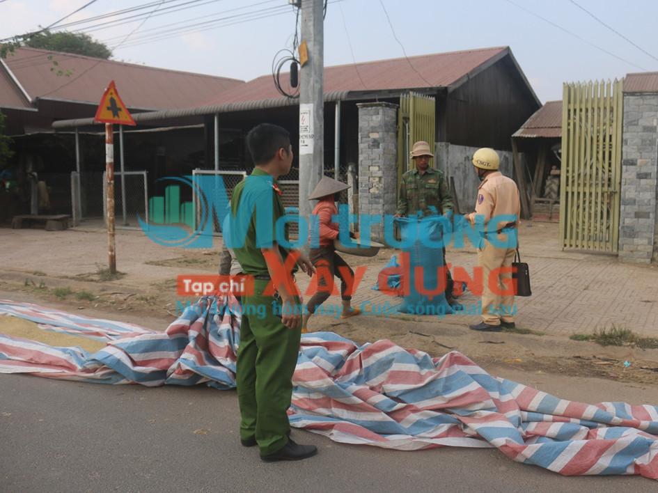 Huyện Ea Súp-Đăk Lắk: Mạnh tay xử lý nghiêm hành vi lấn lòng đường giao thông để phơi nông sản