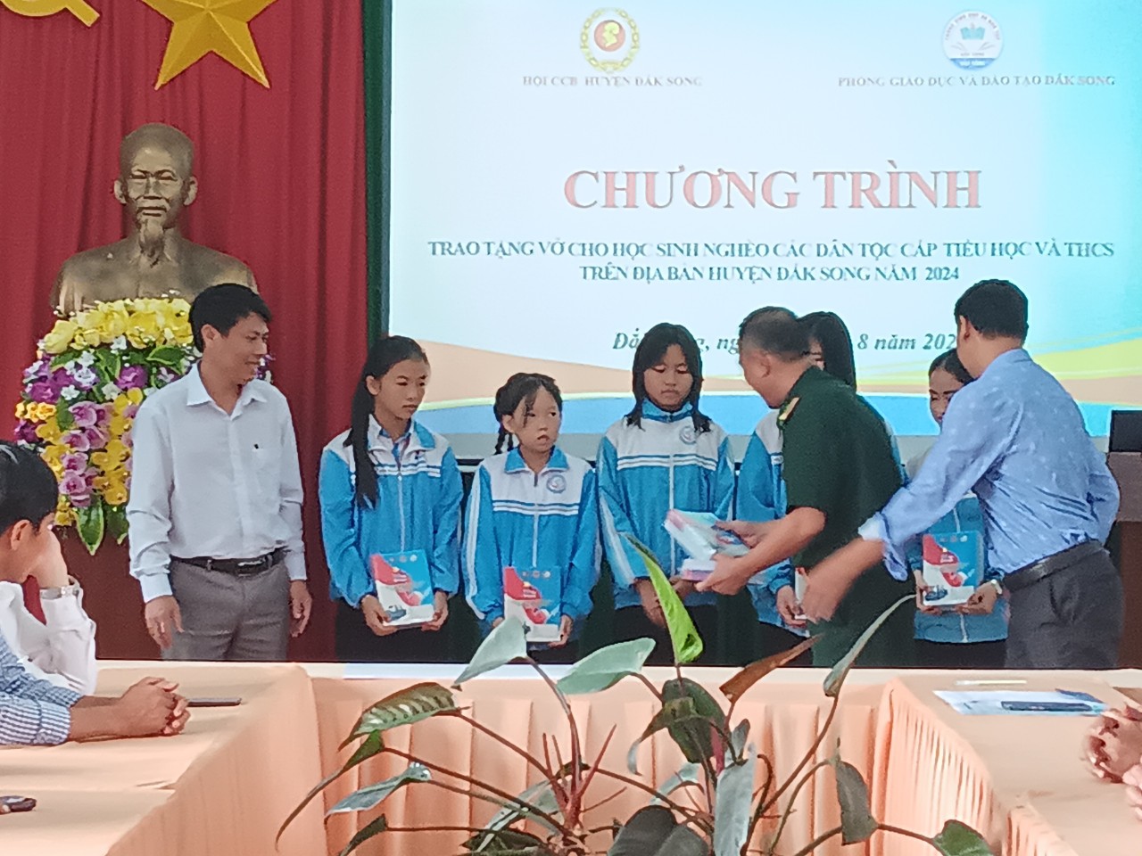 Đắk Nông: Trao tặng 15 ngàn cuốn vở cho học sinh nghèo, cận nghèo và đồng bào dân tộc thiểu số