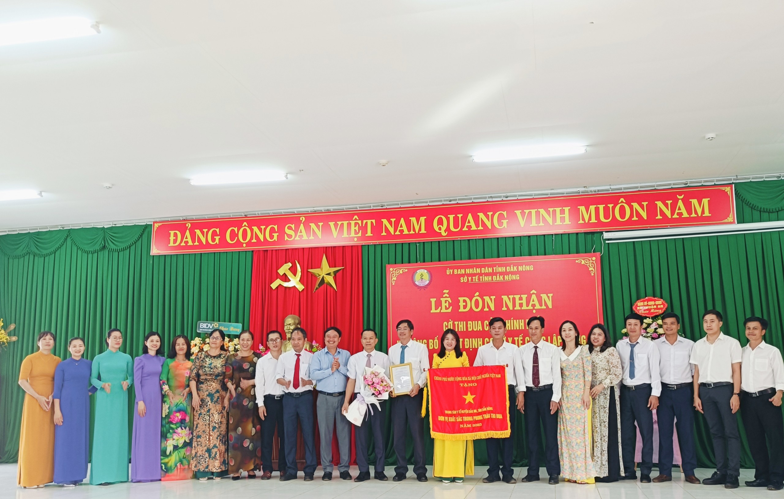 Đắk Nông: Trung tâm Y tế huyện Đắk Mil đón nhận Cờ thi đua của Chính phủ