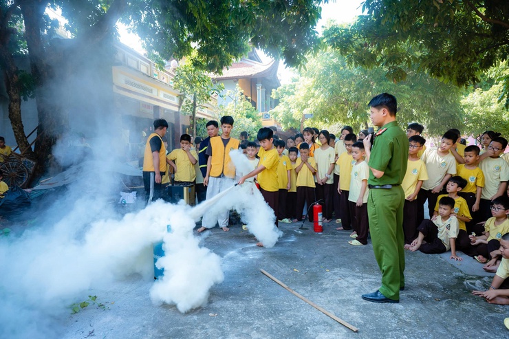 Nâng cao ý thức an toàn cháy nổ cho thanh thiếu niên tại khóa tu mùa hè
