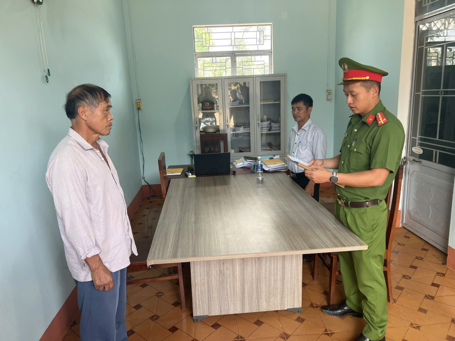 Khởi tố chủ trang trại xả hơn 240 tấn phân, nước thải chưa qua xử lý ra môi trường