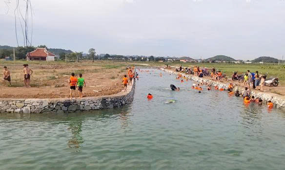  Cảnh báo nguy hiểm không đưa trẻ em đến tắm tại khu vực hào sâu lăng miếu Triệu Tường đang tu bổ.